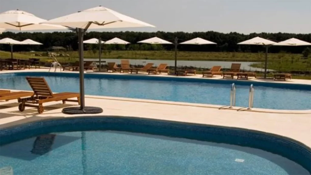 Piscină cu apă încălzită